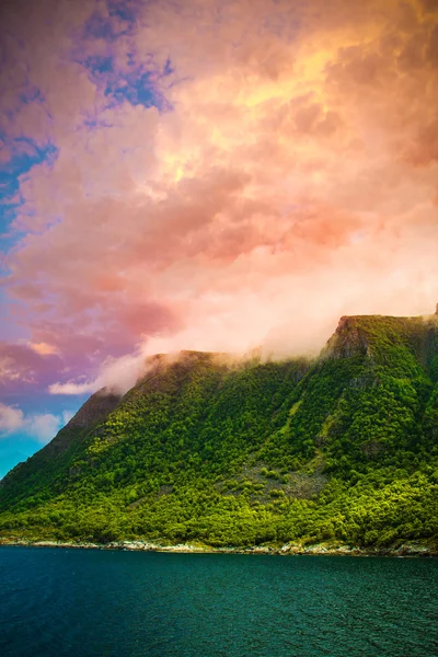 Sorge il sole sulle montagne del nord — Foto Stock