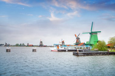 Zaanse Schans 'da geleneksel Hollanda eski ahşap yel değirmeni