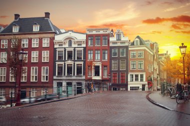 Amsterdam 'da geleneksel eski binalar