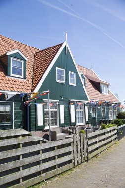 Eski yeşil evler Marken Adası üzerinde Balık tutma 