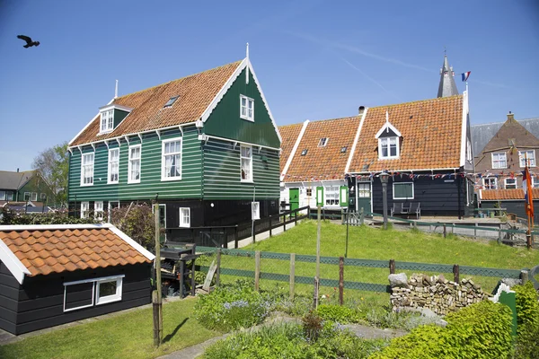 Viejas cabañas verdes de pesca en la isla de Marken — Foto de Stock