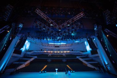 Sahneyi açık havada bir konsere hazırlıyorum..