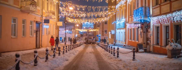 Kış gecesi Minsk şehrinin sokakları.