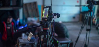 Salgın sırasında izleyicilerin olmadığı bir salonda konser veriliyor.