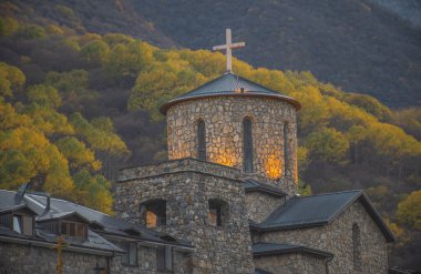 Kafkas Dağları 'ndaki Fiagdon Manastırı. Rusya