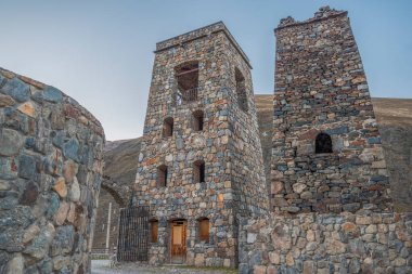 Kafkas Dağları 'ndaki Fiagdon Manastırı. Rusya