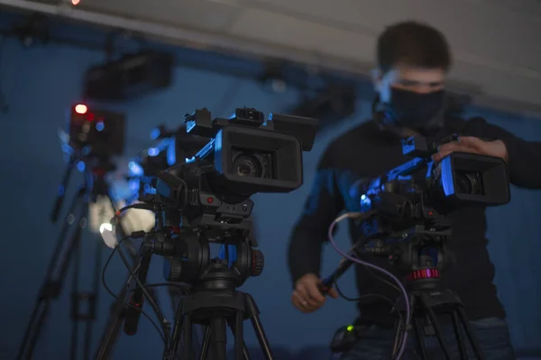 Cameraman Mascherato Sta Girando Uno Show Televisivo Studio Televisore — Foto Stock