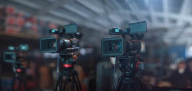 Salgın sırasında izleyicilerin olmadığı bir salonda konser veriliyor.