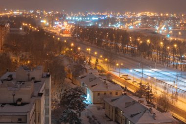 Kış gecesi Minsk şehrinin sokakları.