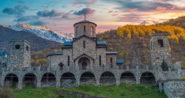 Kafkas Dağları 'ndaki Fiagdon Manastırı. Rusya