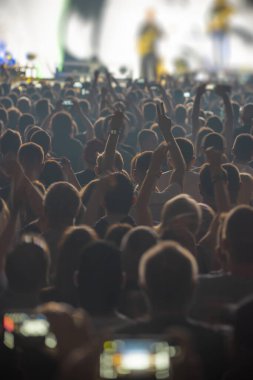 Konserdeki insanlar gösteriyi bekliyorlar.
