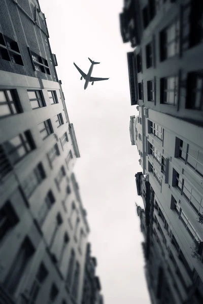 Flugzeug über der Stadt Brüssel kippt um - Verschiebung — Stockfoto