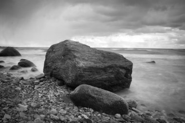 Siyah ve beyaz kayalık