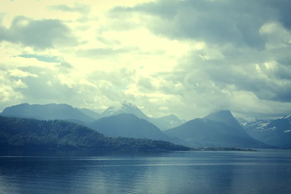 Dağlar ve deniz Stok Fotoğraf