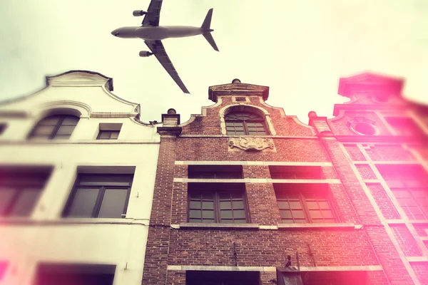 Flugzeug über der Stadt Brüssel kippt um - Verschiebung — Stockfoto