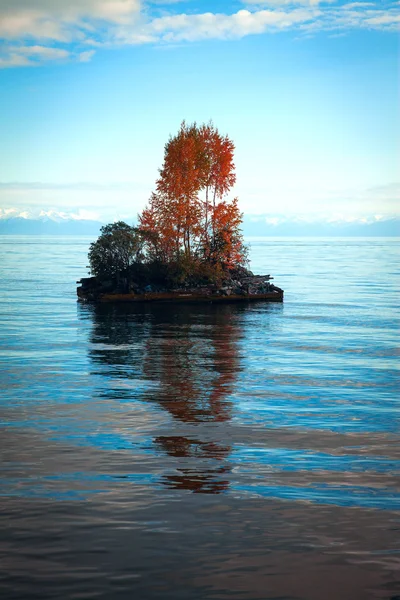 Ostrov na jezeře Bajkal na podzim. — Stock fotografie