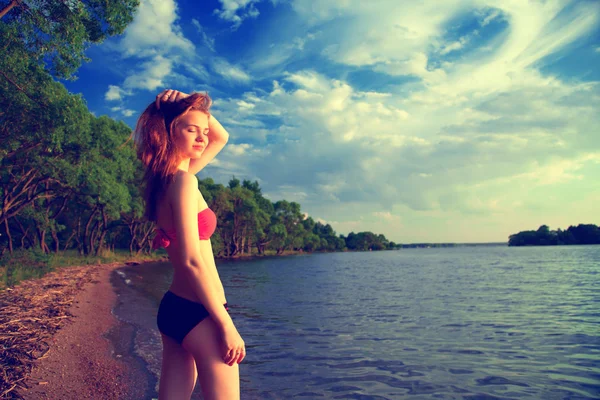 Bella donna sexy in costume da bagno sulla costa del mare in estate ev — Foto Stock