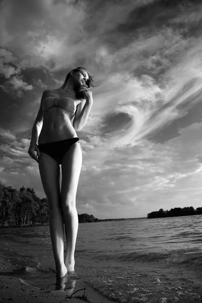 Foto in bianco e nero. bella donna sexy in costume da bagno sul mare — Foto Stock