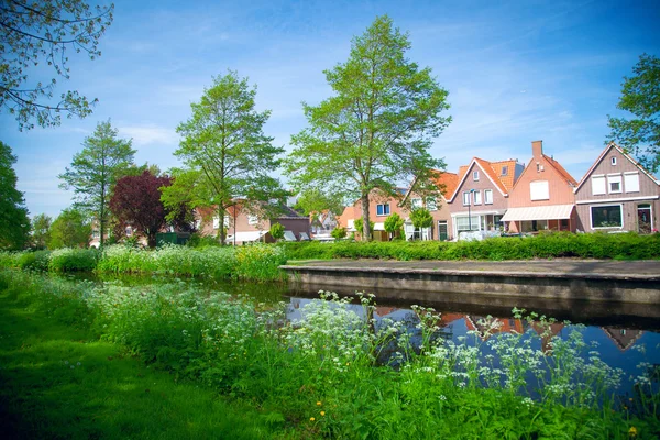 Avond Vintage Nederlandse stad van Volendam Europese. — Stockfoto