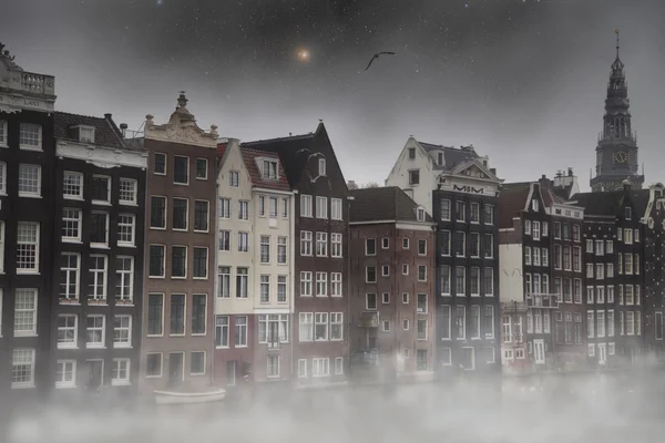 Mystieke mist in Amsterdam op night door het licht van de sterren. — Stockfoto
