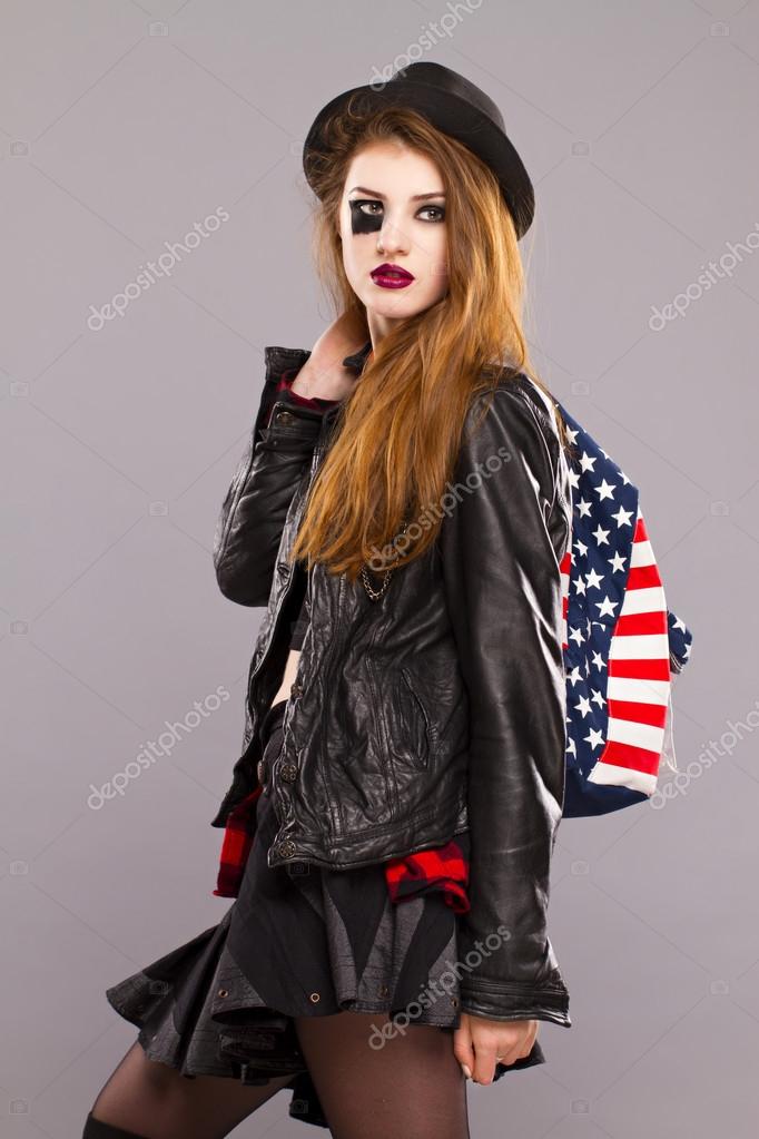 Fille style grunge. Photo du visage de la place sur le chapeau de la tête et dans les mains d\u0027un drapeau américain de style sac à dos \u2014 Image de Lindrik