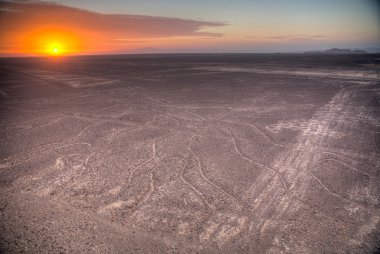 Güzel gün batımı Nazca çizgileri.