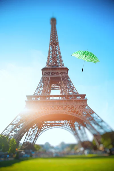 Umbrella flying through the air against the backdrop of the Eiff — Stock Photo, Image