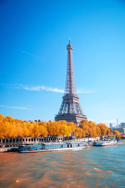 Seine in Paris with Eiffel tower in autumn season — Stock Photo, Image