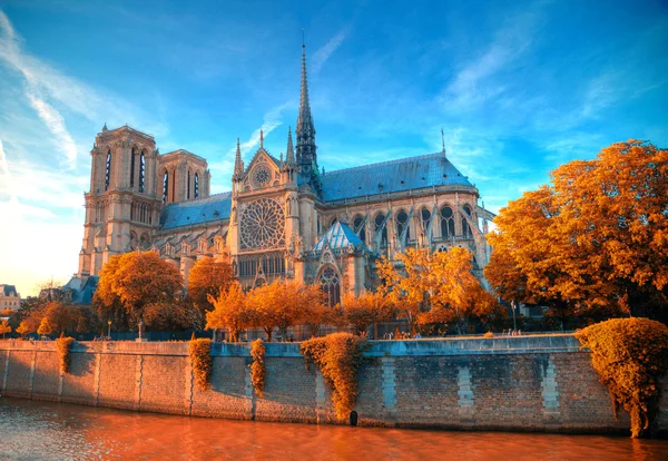 Lindo pôr do sol sobre a catedral de Notre Dame com nuvens inchadas — Fotografia de Stock
