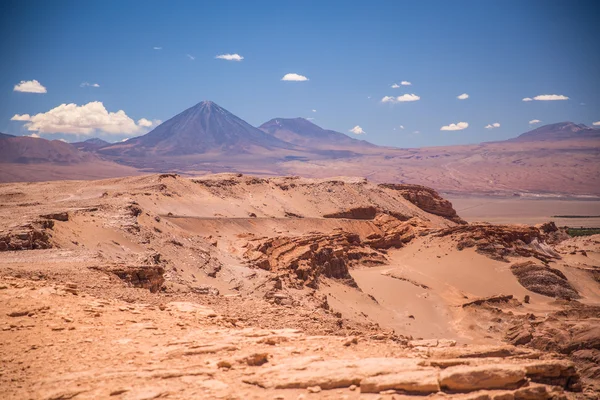 在 San Pedro de 阿塔卡马附近的火山武 — 图库照片