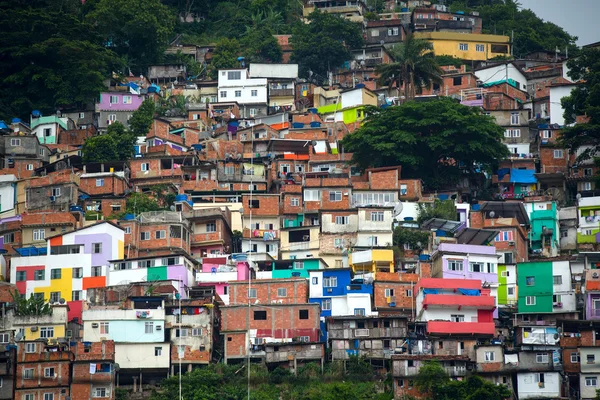 Färgglada målade byggnader i favelan i Rio — Stockfoto