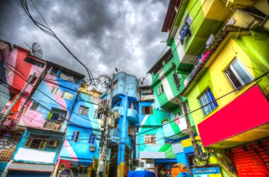 Favela renkli boyalı binalar