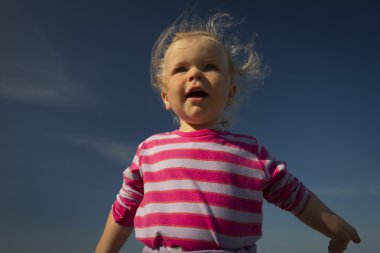 küçük kız deniz kenarında yürüyüş. 