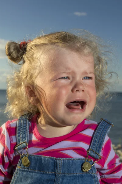 Little girl weeping by the sea. — Stock Photo, Image