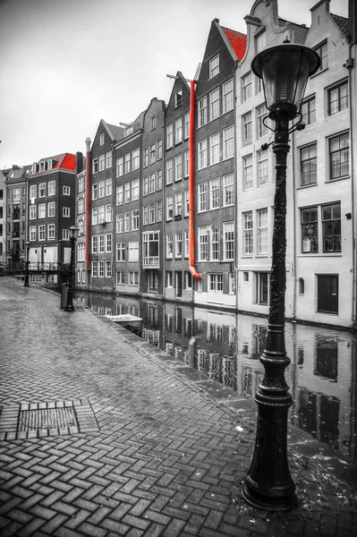 Schwarz-Weiß-Foto mit roten Elementen — Stockfoto
