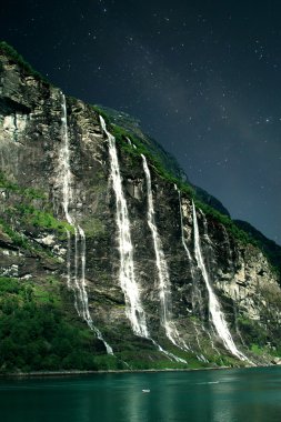 Gece, yıldız ışığı altında.