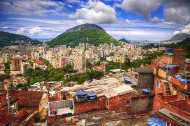 Favela renkli boyalı binalar