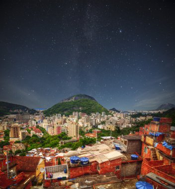 Gece de Rio de Janeiro gecekondu