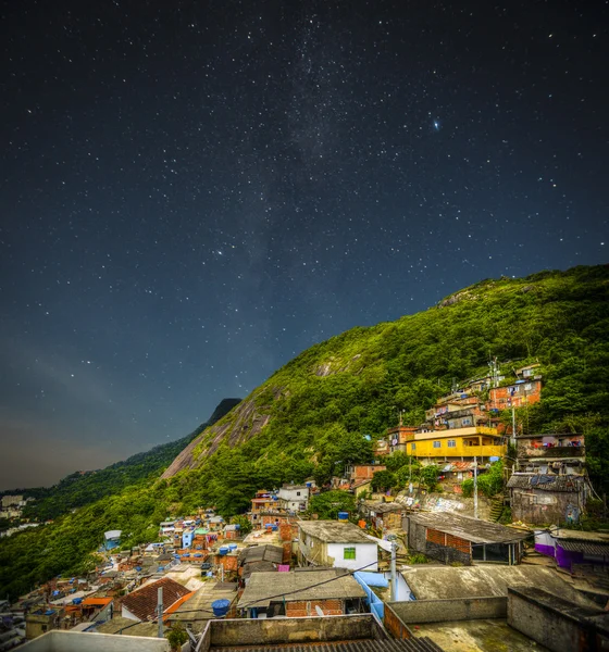 Favela v noci. Rio de Janeiro — Stock fotografie
