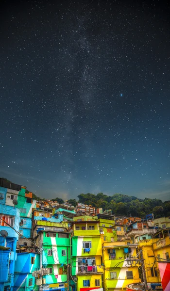 De sloppenwijken van Rio de Janeiro's nachts — Stockfoto