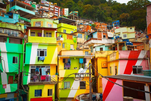 Edifícios coloridos pintados de Favela — Fotografia de Stock