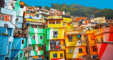 Favela renkli boyalı binalar