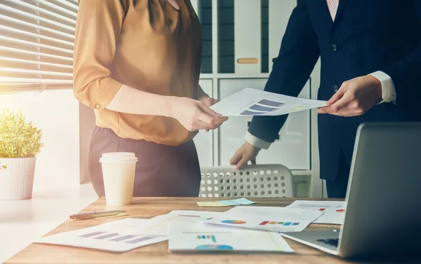 Uomo e donna che lavorano — Foto Stock