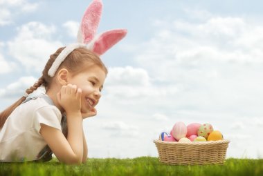 tavşan kulakları giyen kız