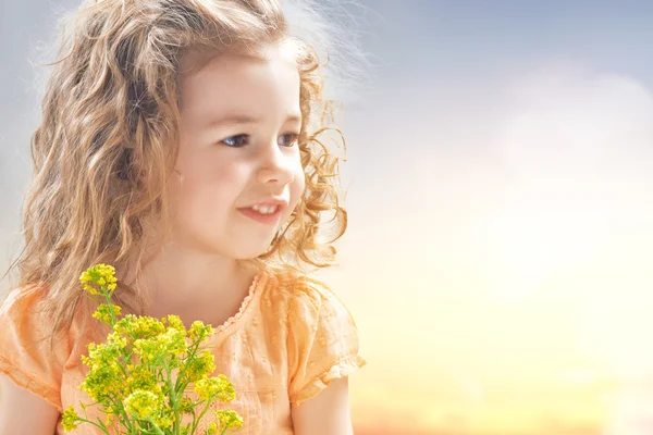 Menina com flores — Fotografia de Stock