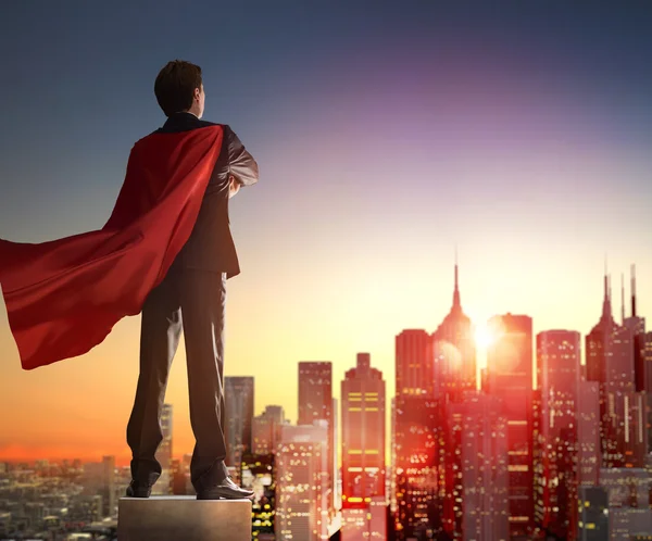Superhjälte affärsman titta på staden — Stockfoto