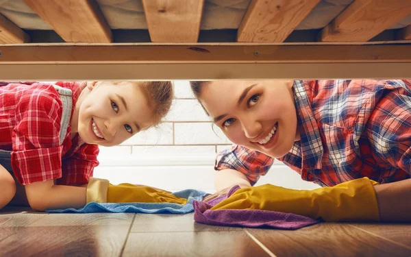 Familie putzt das Zimmer — Stockfoto