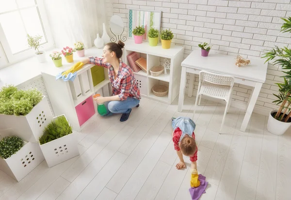 Familie reinigt de kamer — Stockfoto