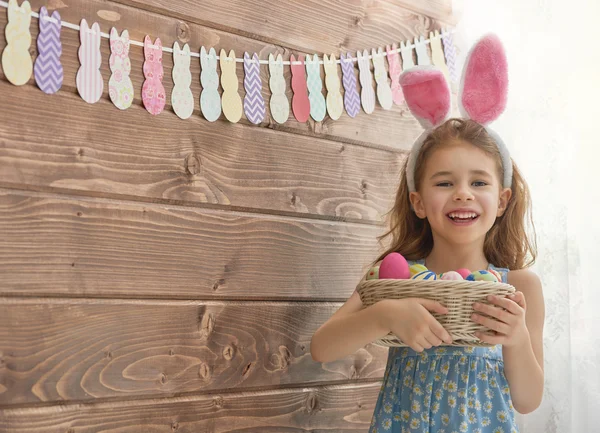 Flickan bär bunny öron — Stockfoto