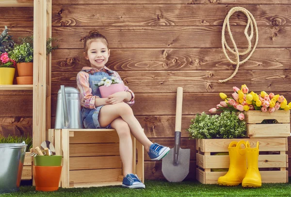 Mädchen kümmert sich um ihre Pflanzen — Stockfoto